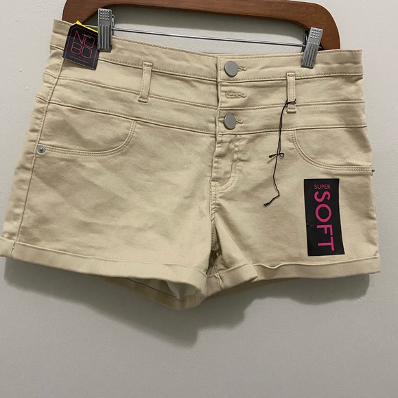 NWT No Boundaries Women's Soft Cream Jean Shorts. Size :13 - Picture 1 of 15